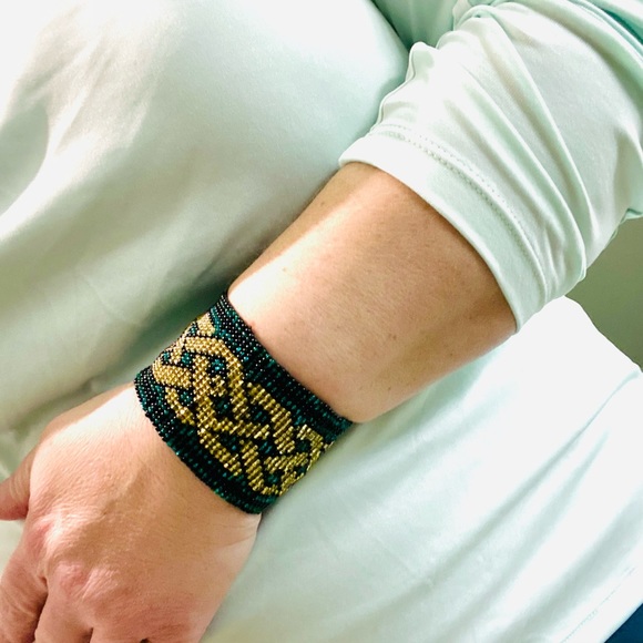 Celtic Knot Work Beaded Bracelet with Magnetic Closure in Green, Black, & Gold - Picture 4 of 6